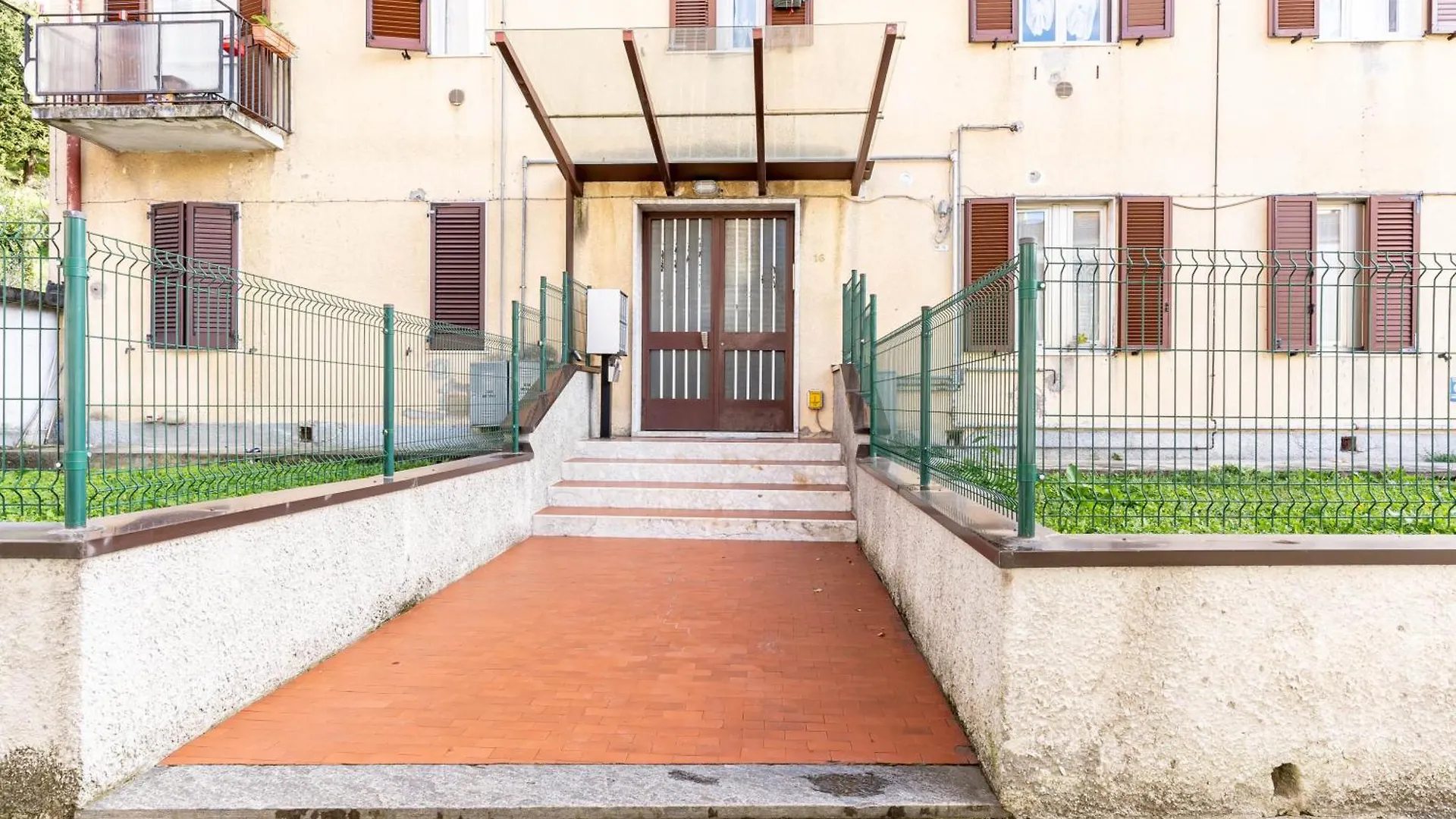 Patio & Parking - Self Check-In & Access Apartment Cernobbio