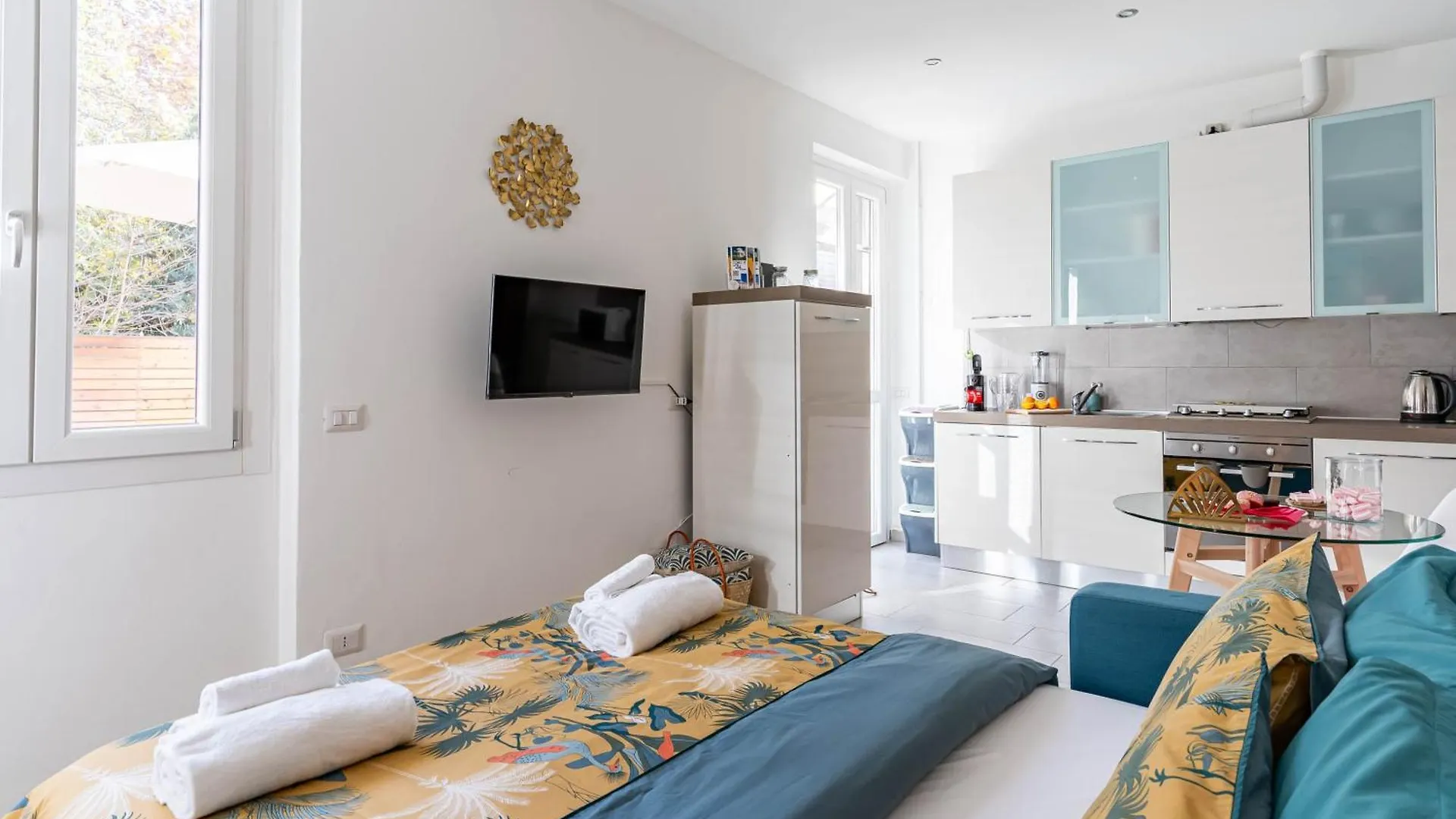Patio & Parking - Self Check-In & Access Apartment Cernobbio