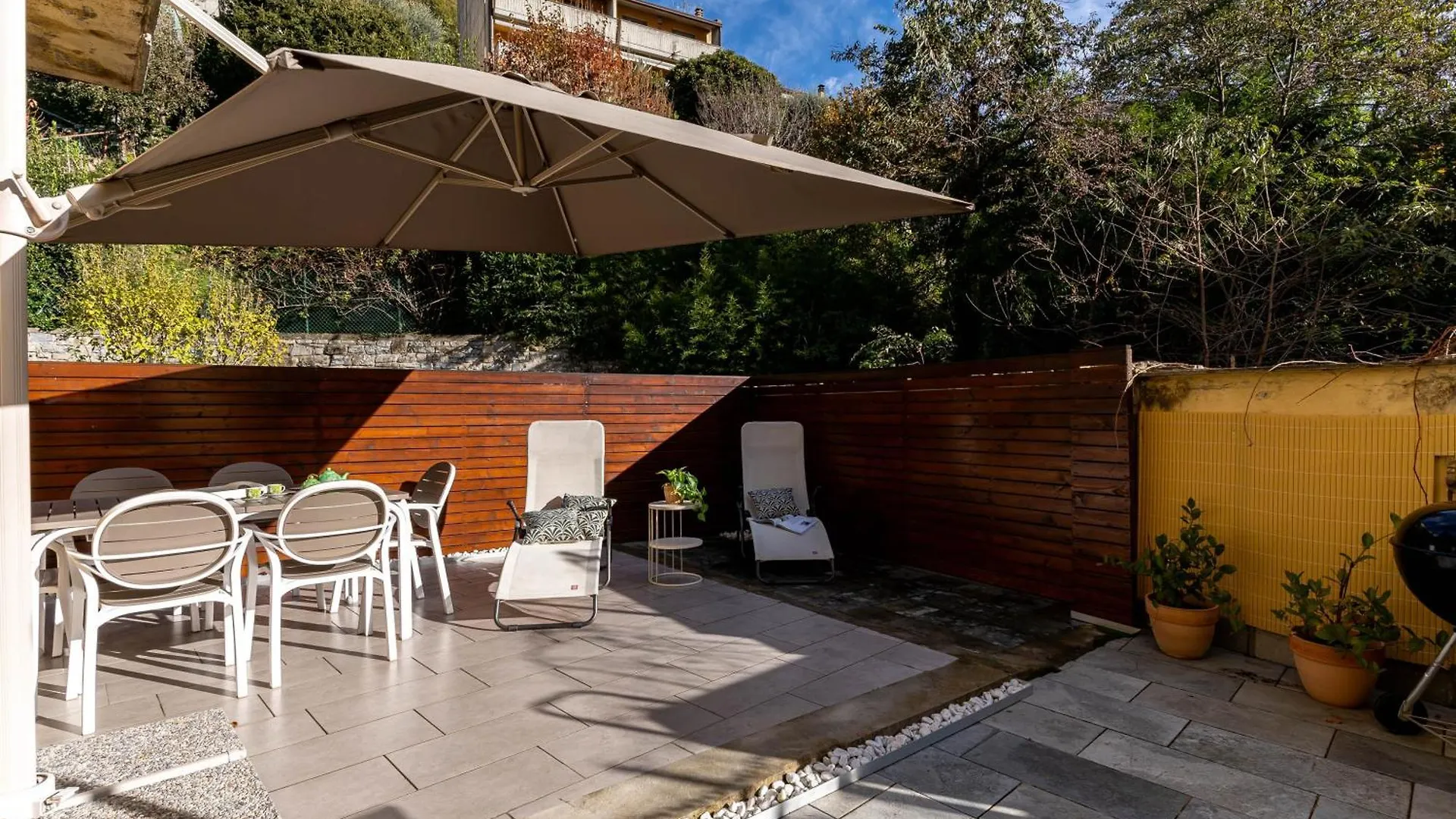 Patio & Parking - Self Check-In & Access Apartment Cernobbio