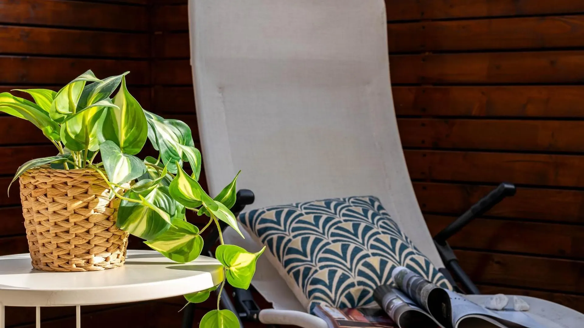 Patio & Parking - Self Check-In & Access Apartment Cernobbio