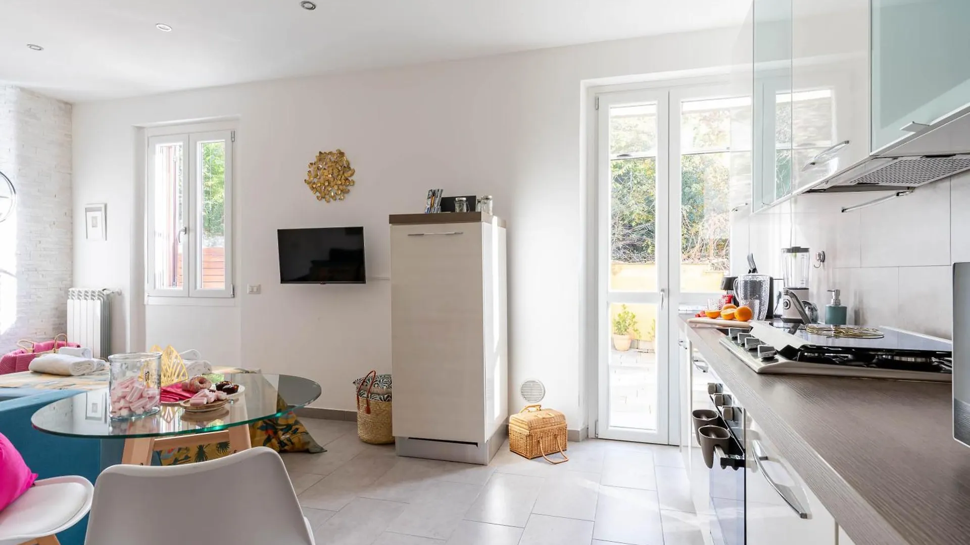 Patio & Parking - Self Check-In & Access Apartment Cernobbio