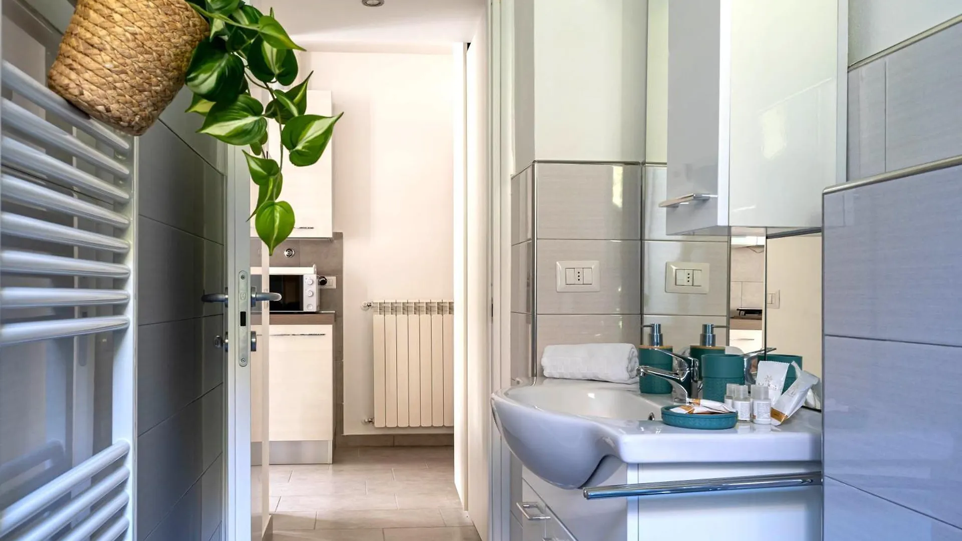 Patio & Parking - Self Check-In & Access Apartment Cernobbio